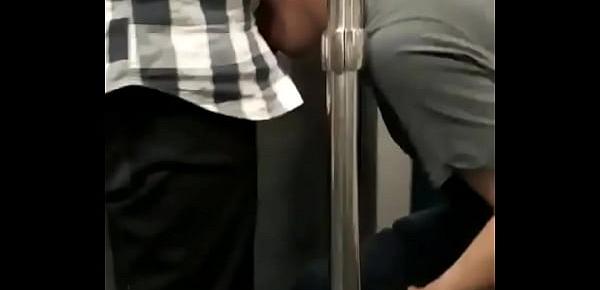  Jovencito mamando verga en el metro